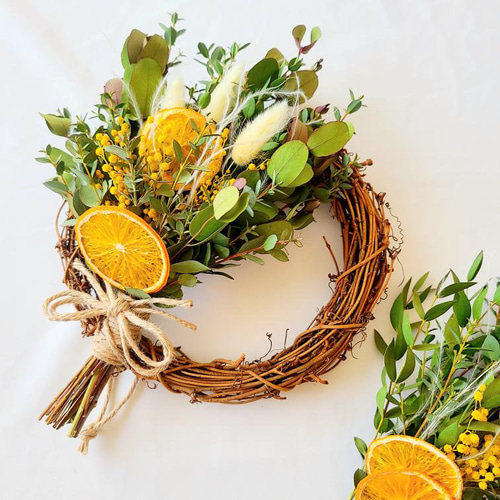 ミモザとオレンジのスワッグ仕立て ナチュラルコンポジションリース