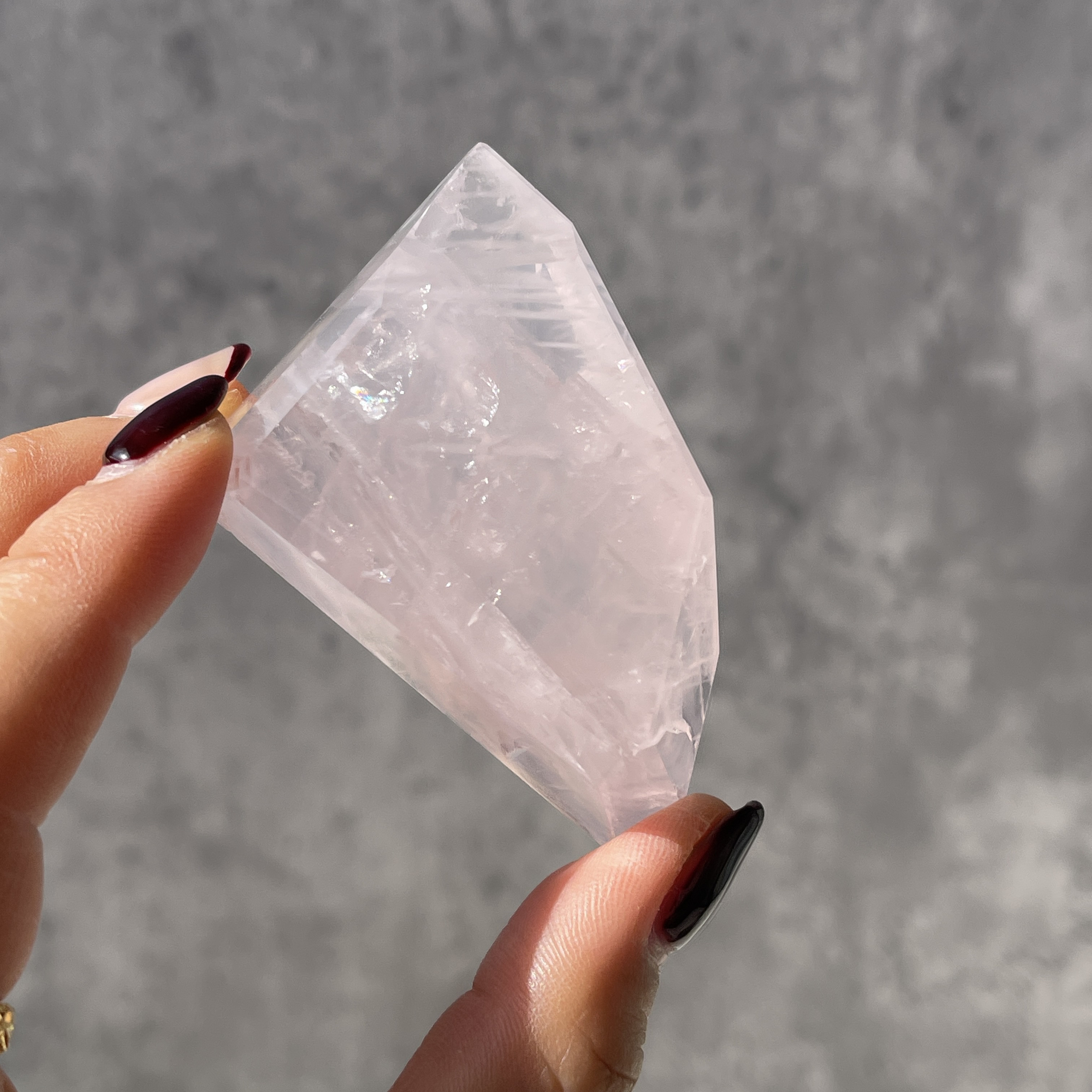 淡く透けるピンクの結晶｜バイーア州産 ローズクォーツ ポイント