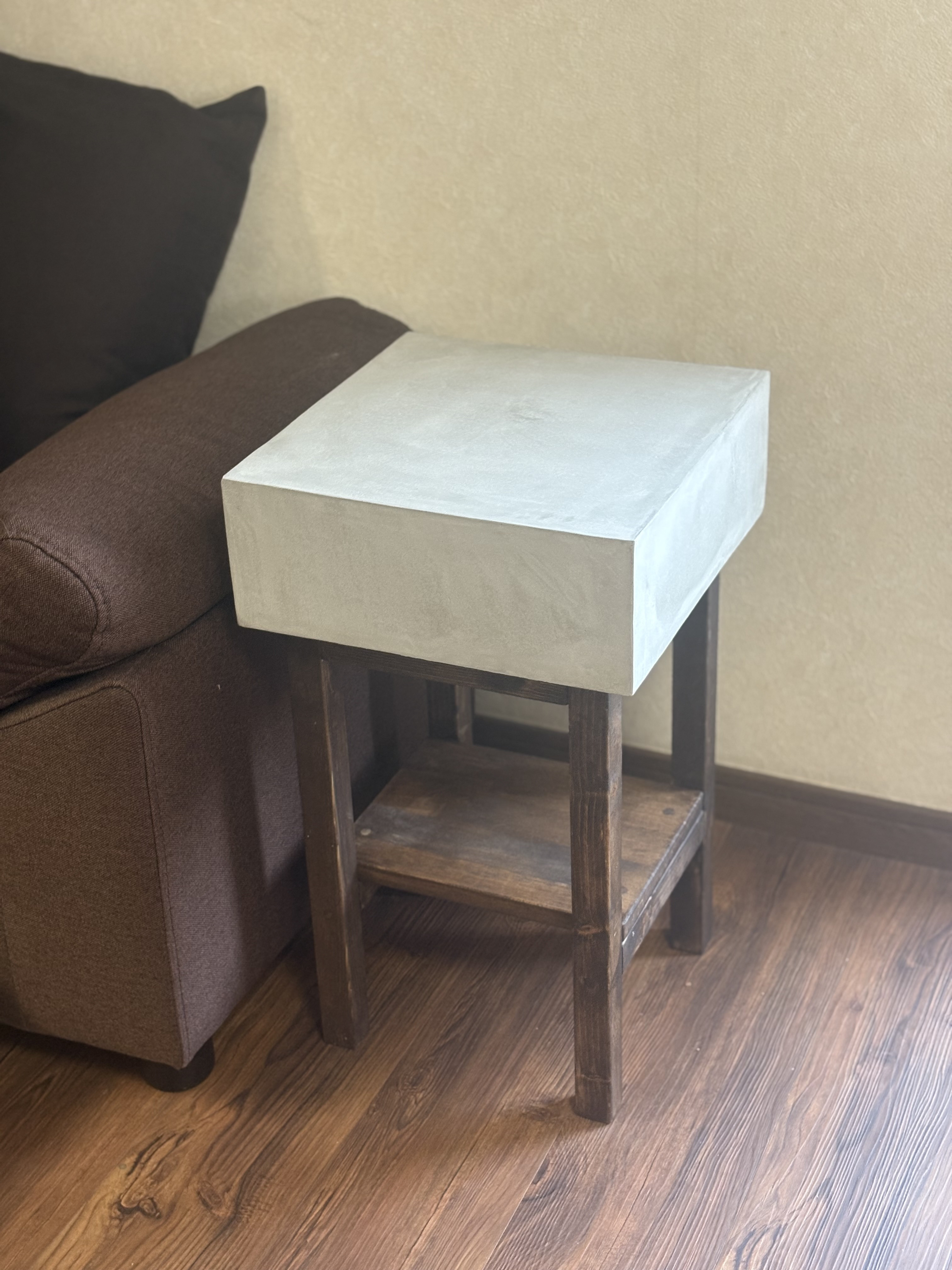 重厚感のあるモルタル天板 ×古材　ディスプレイテーブル、サイドテーブル 11,360円