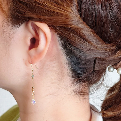 送料無料】静かな煌めき 連なるガラスの華奢チェーンピアス