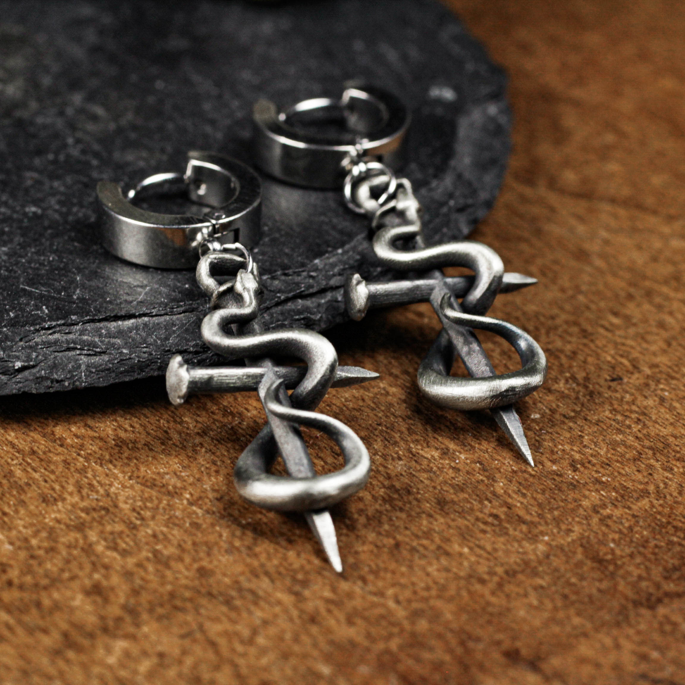 蛇と釘の十字架のイヤリング：ハンドメイド925シルバーゴシックジュエリー