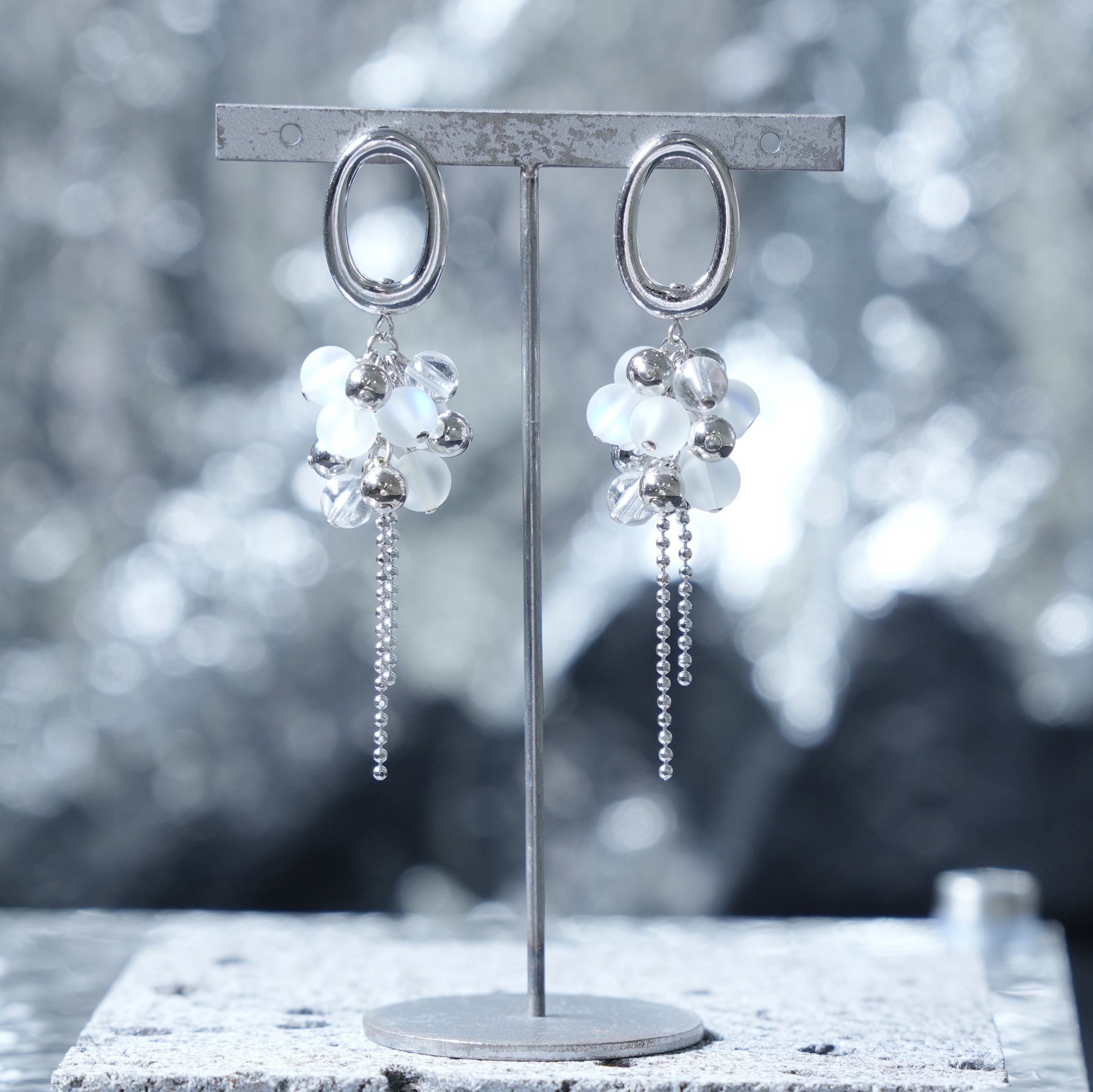 Lunaire 〈 White 〉揺れるピアス / シルバーアクセサリー / 乳白色 / 透明感 / モード