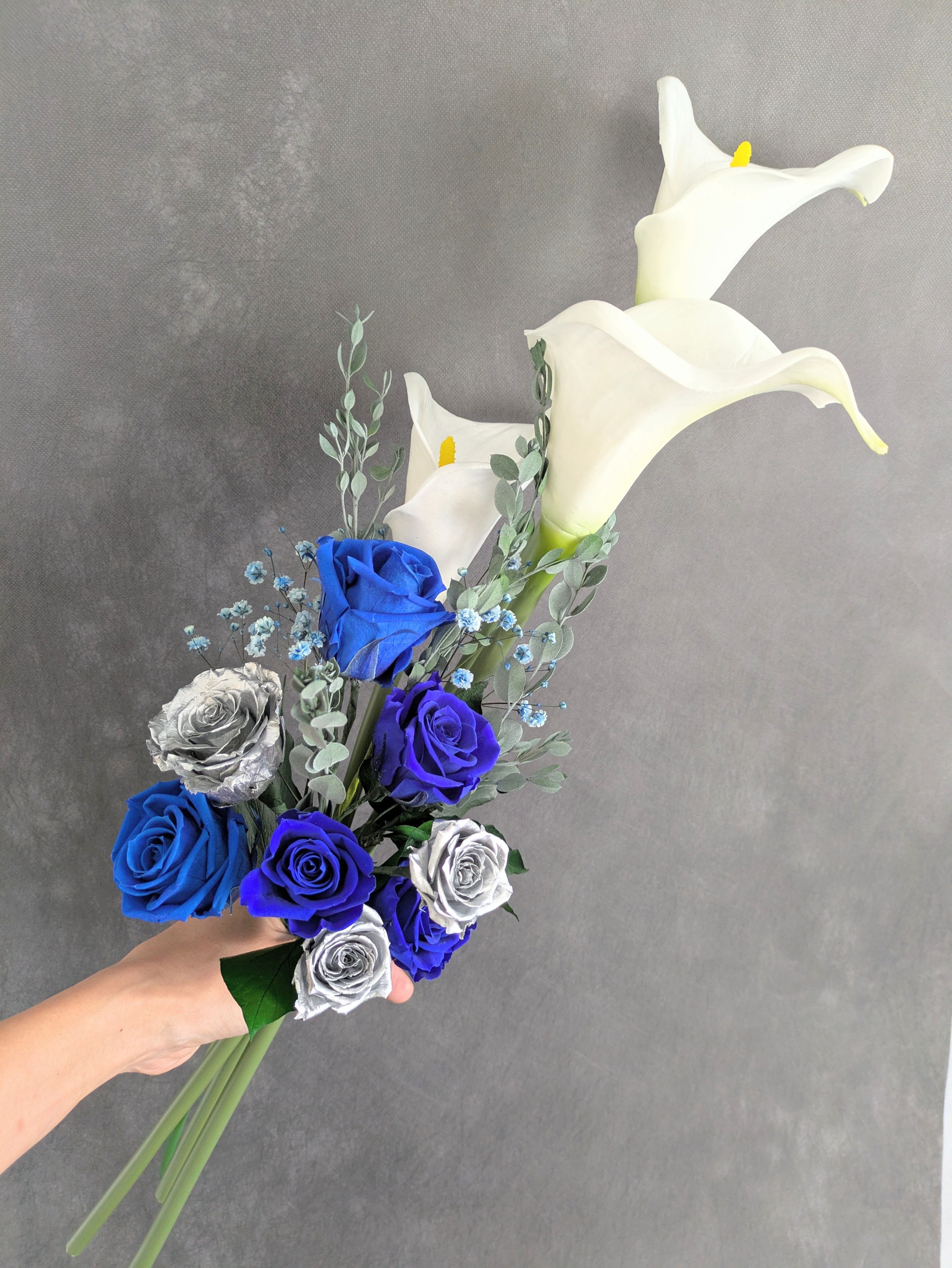 プリザーブドフラワーカラーと青い薔薇のクラッチブーケ(カラーのみ造花)ウエディング