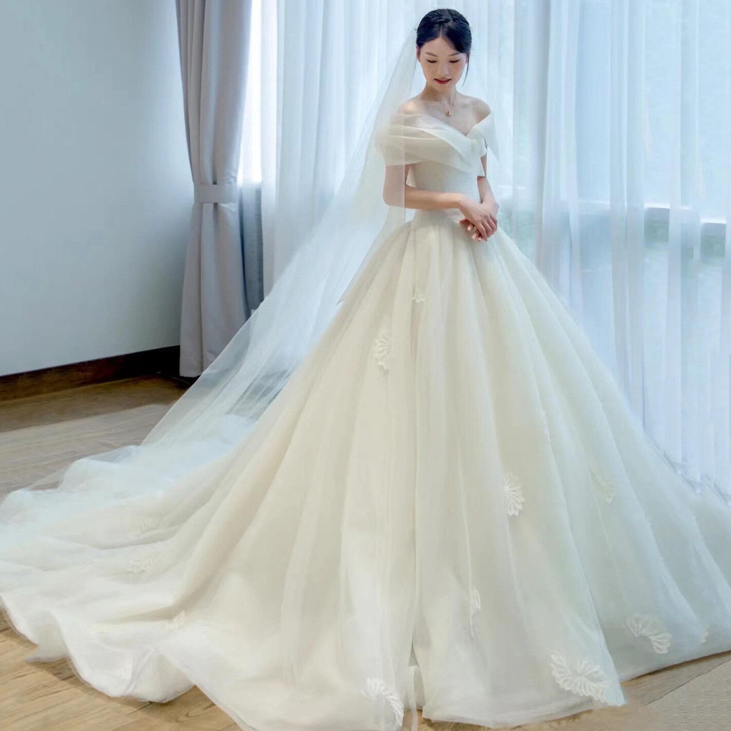豪華 白 ウェディングドレス オフショルダー ふわふわ プリンセス トレーン 結婚式 花嫁 前撮り HL1256