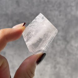 美しい蛍光鉱物【マダガスカル産 ペトロリアム in クォーツ】⑮（5.7g