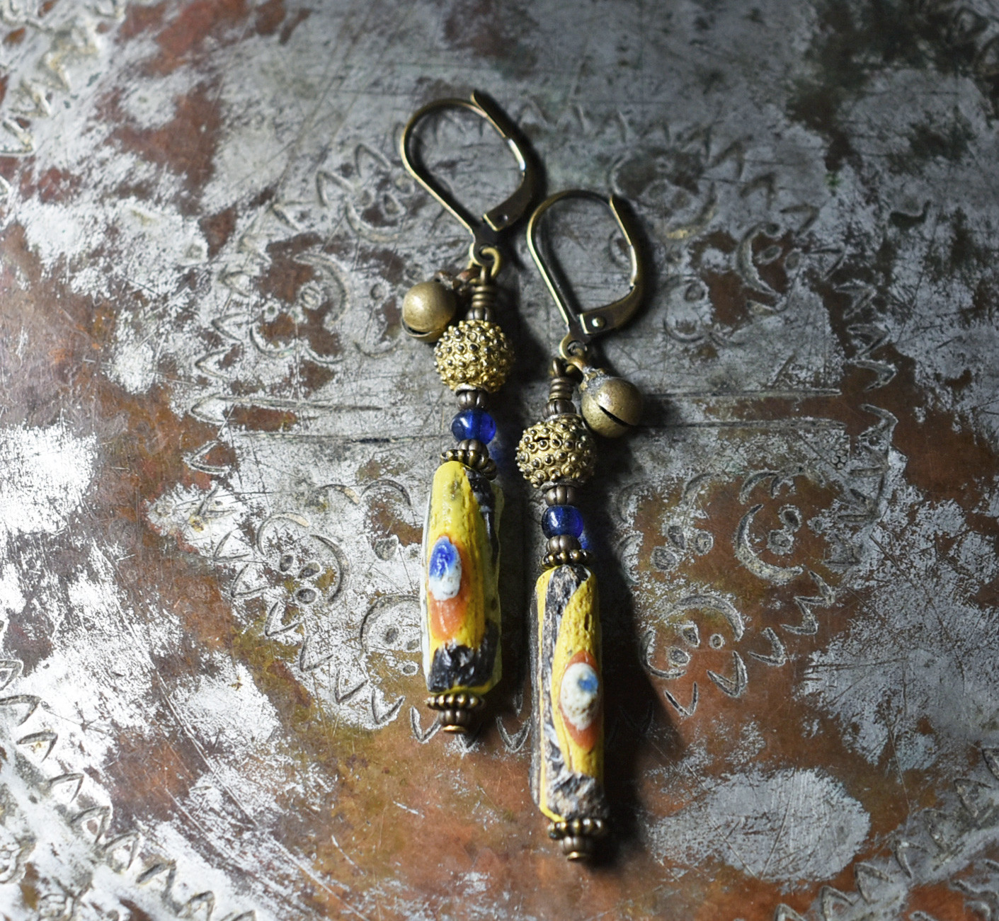 モザイク模様ローマングラスとイブルービーズ、つぶつぶブラス、民族鈴のピアス