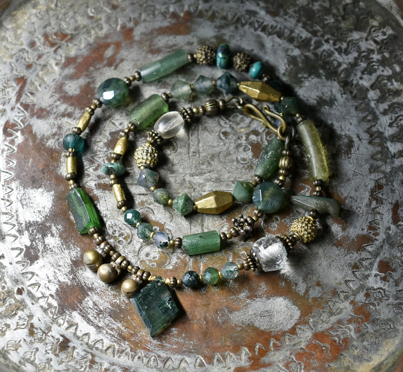 モスアゲートと水滴フランスヴィンテージビーズ、ローマングラス、ブラスビーズ、民族鈴のネックレス