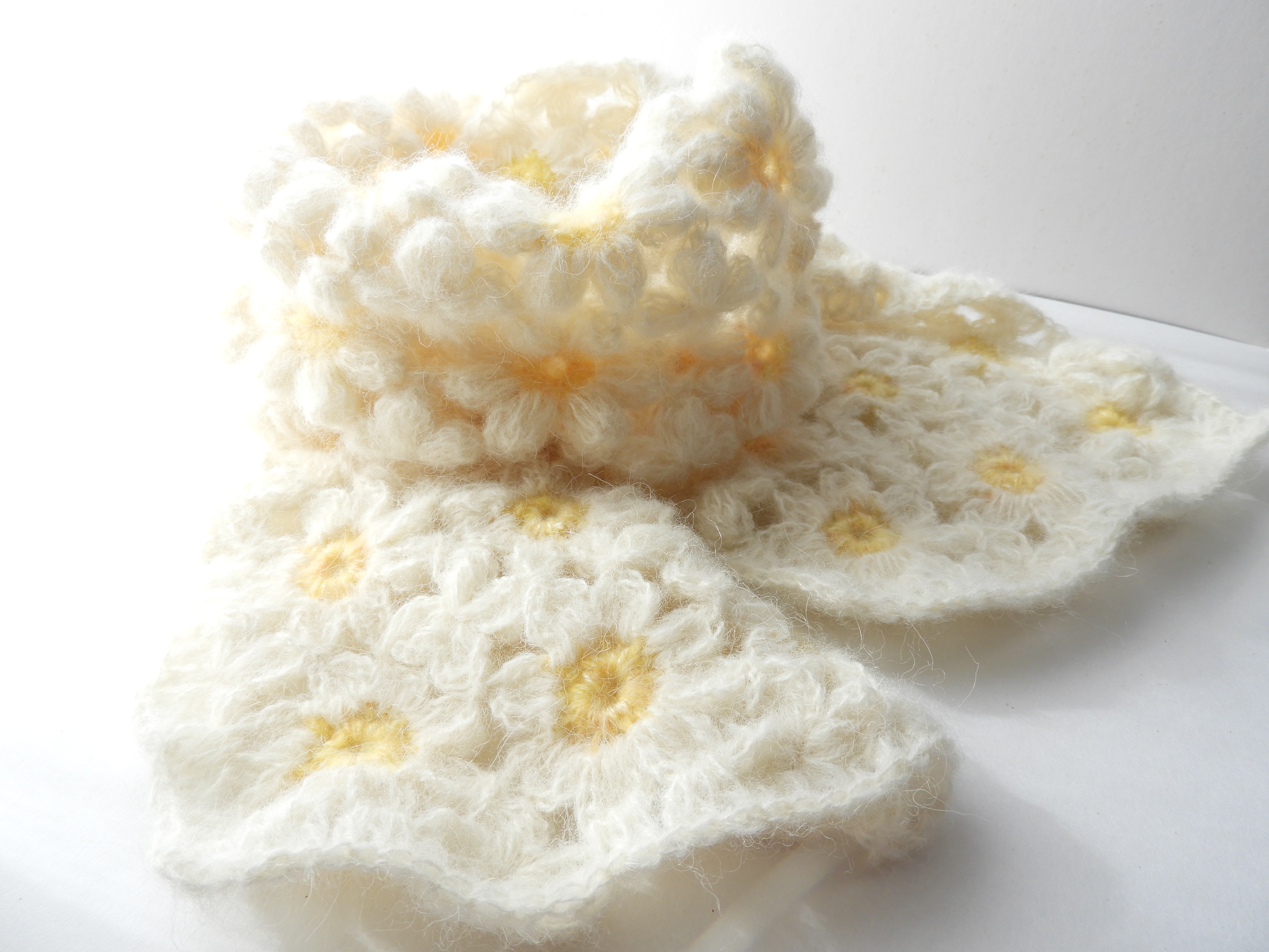 新作マフラーマーガレット大人可愛い 受注製作　お花モチーフ編み（お花３列）ちくちくしないアルパカ75%