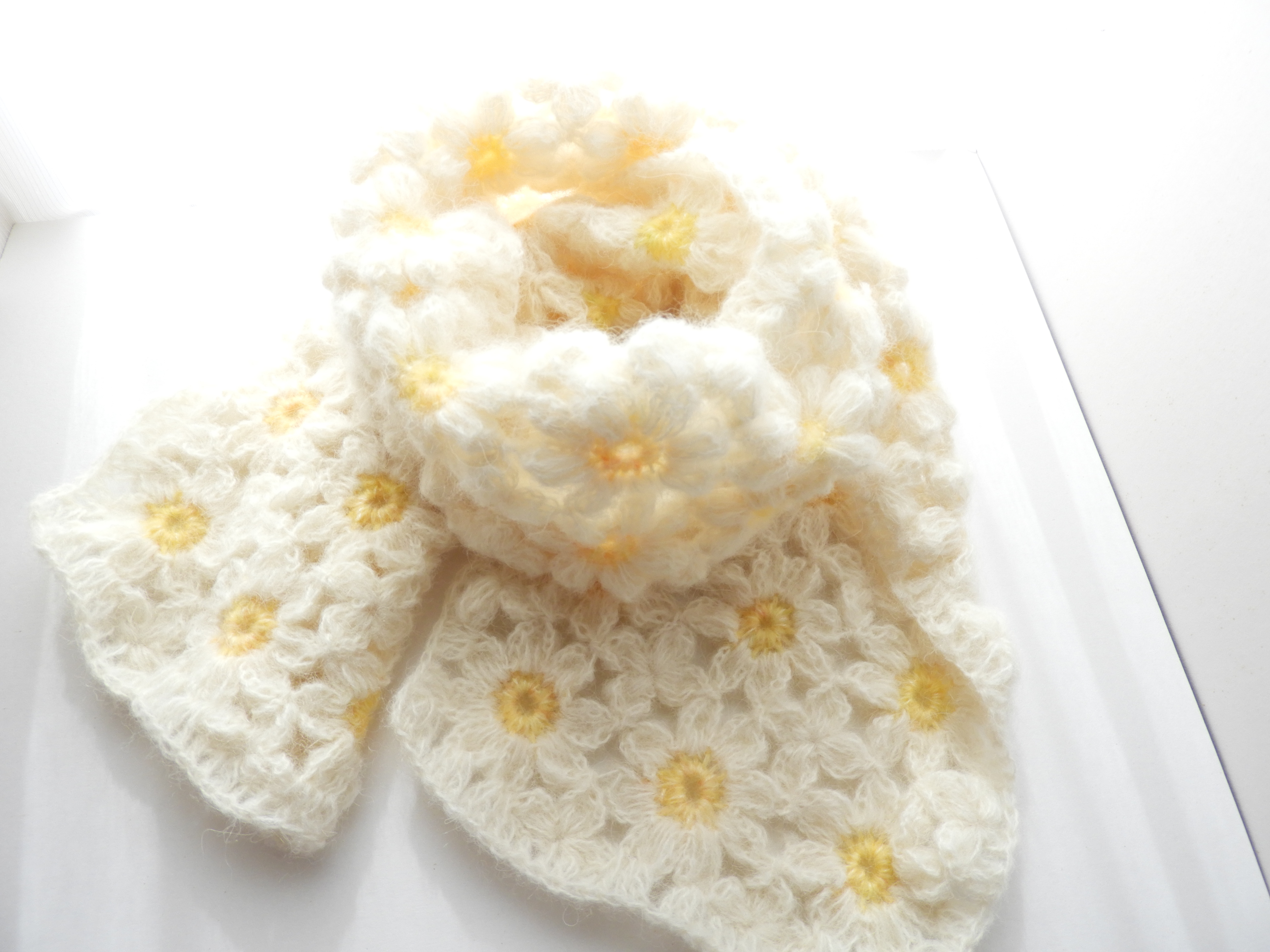 新作マフラーマーガレット大人可愛い 受注製作　お花モチーフ編み（お花３列）ちくちくしないアルパカ75%