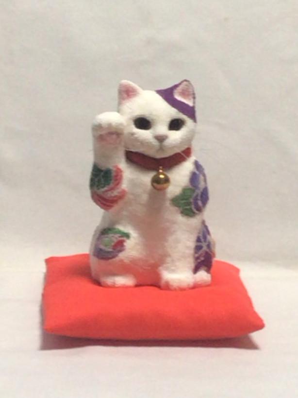 若紫　花盛りの招き猫　赤い座布団付き　江戸縮緬