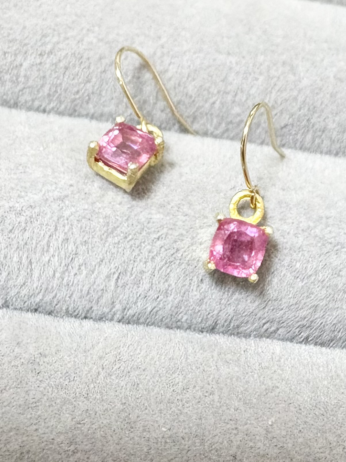 宝石質ルビー（ピンクサファイア）AAA スクエアファセット 4×4mm K18フックピアス　18金フック　刻印有り