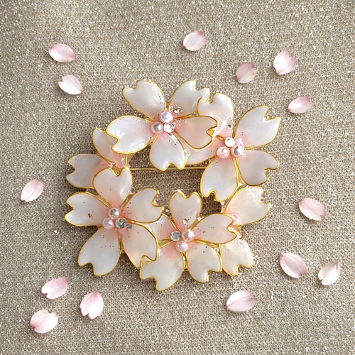 桜雫を結う ブローチ｜淡桜色の花アクセサリー ブローチ 花雫の結 通販