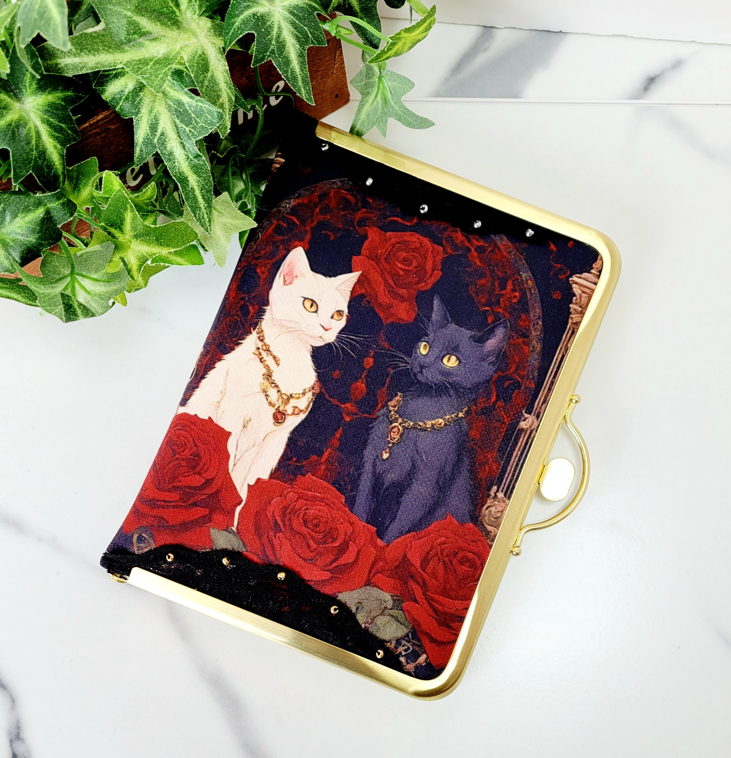 A６サイズの手帳カバー・マルチケース(ゴシックキャット) 4,698円