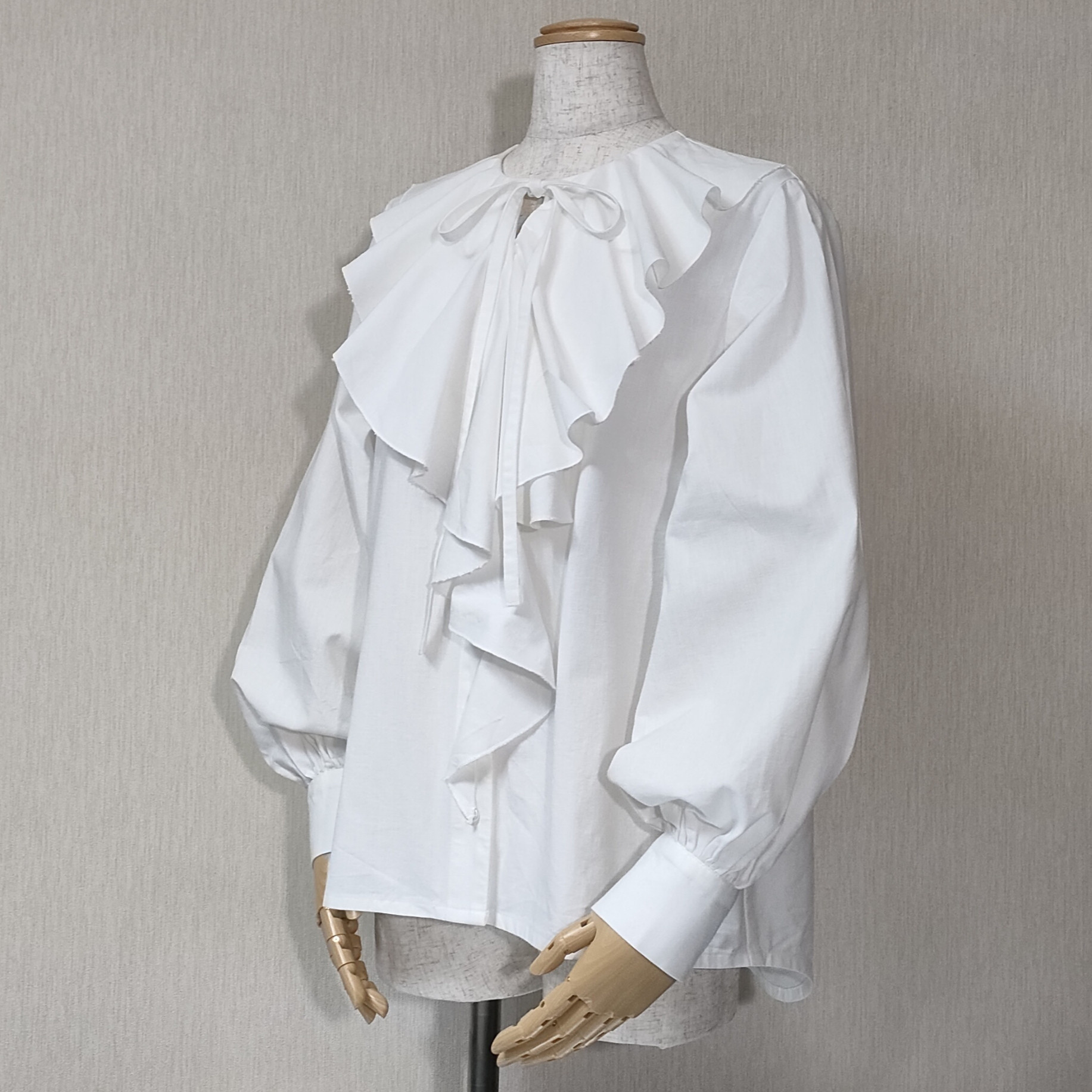 ラッフルブラウス　オフホワイトムラ糸シャンブレー　綿100%