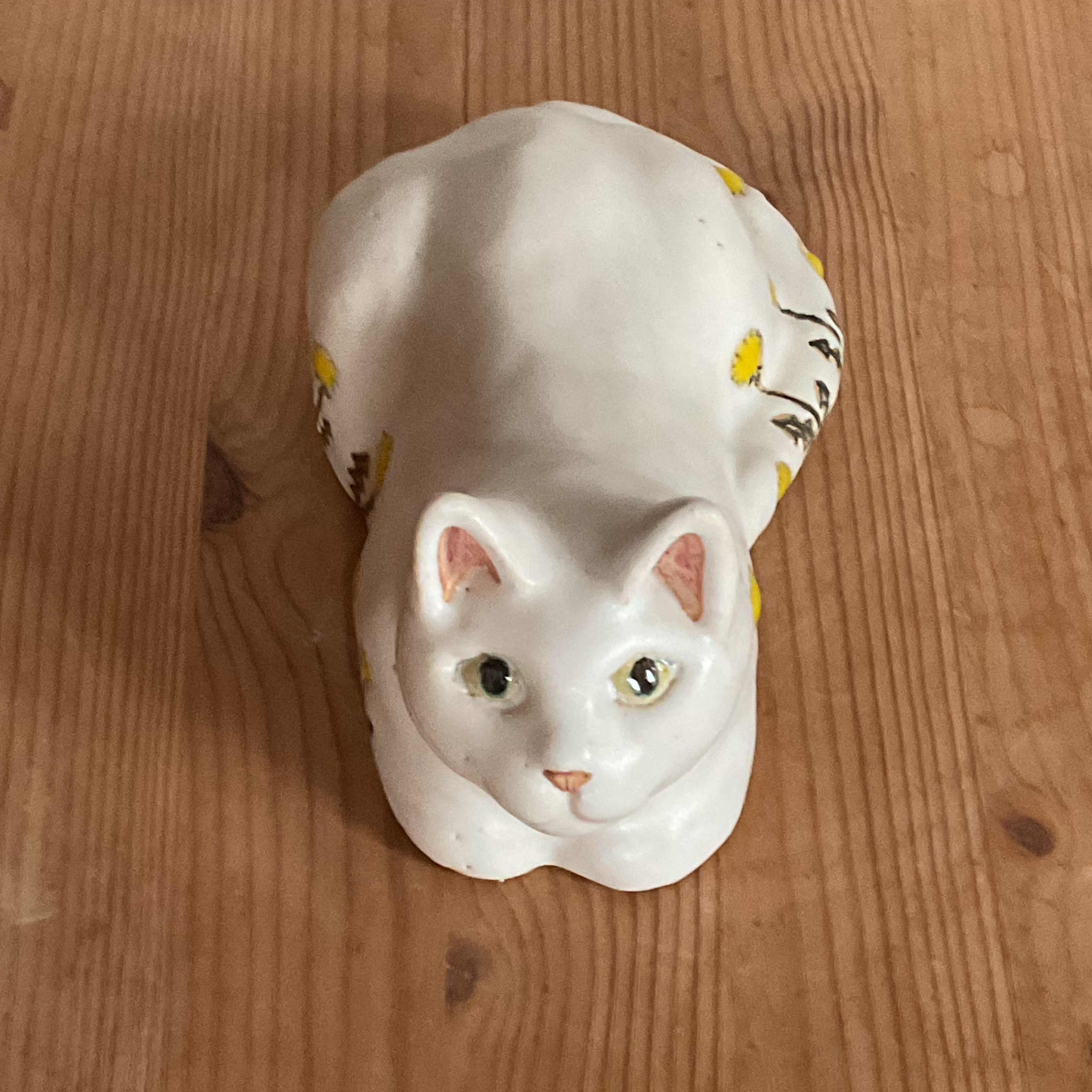 陶器のたんぽぽと香箱の白猫