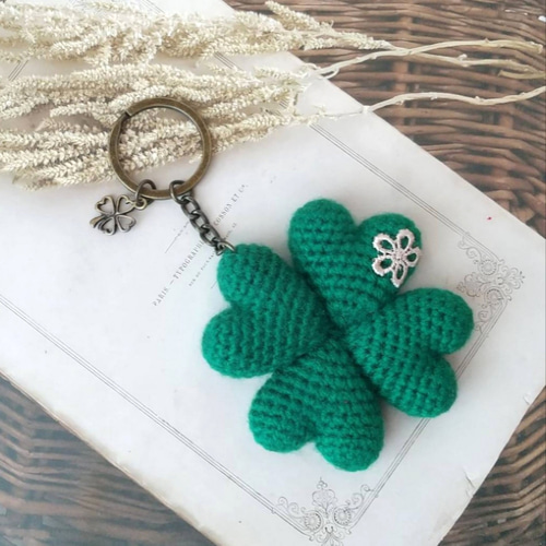 4leaf_clover1ページ　あみぐるみキーホルダー ハート♡あみぐるみ(緑)／四ツ葉クローバー／編みぐるみキーホルダー