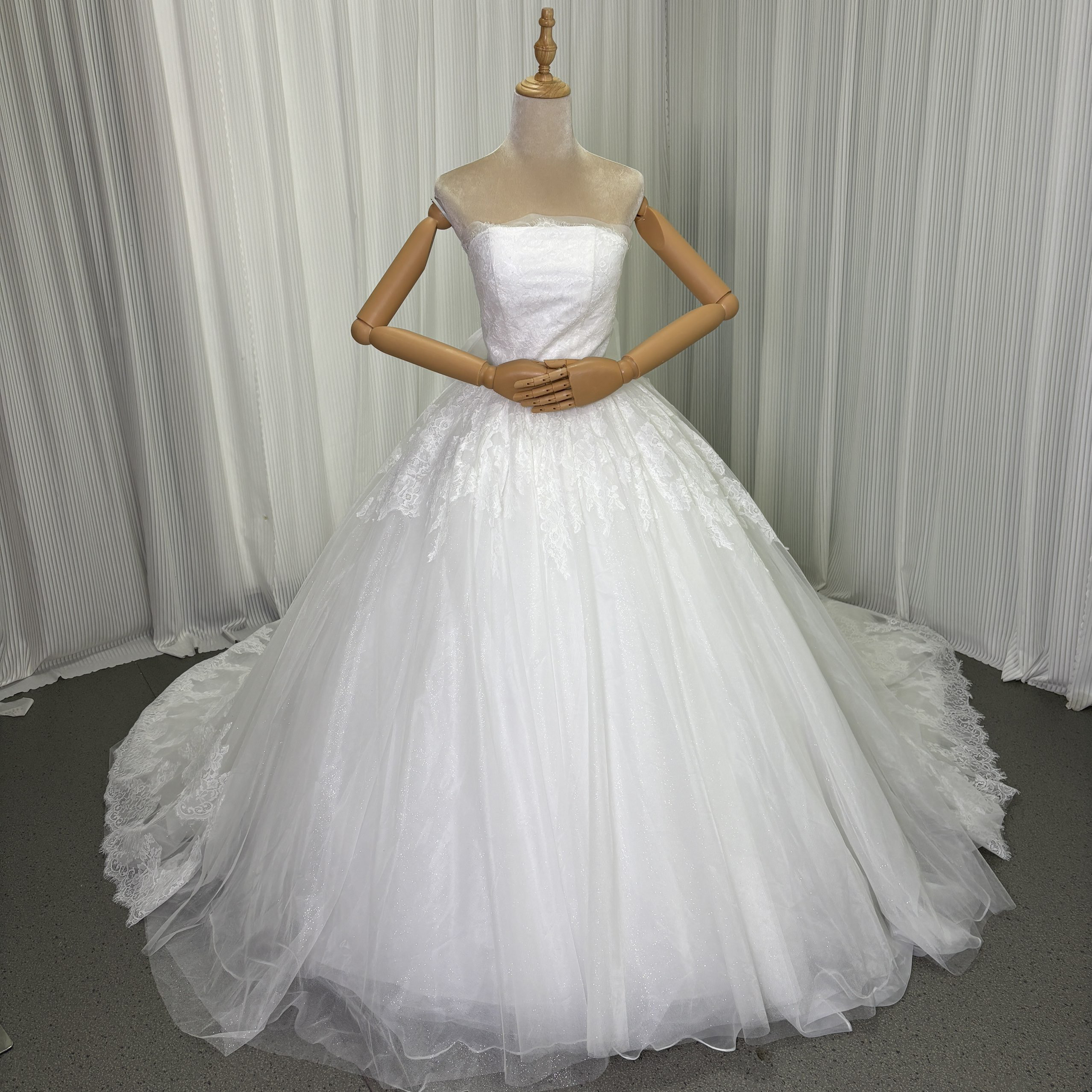 送料無料！ウェディングドレス 上質オーガンジー 華やかなトレーン リボン 流れる透け花レース ベアトップ 憧れのドレス