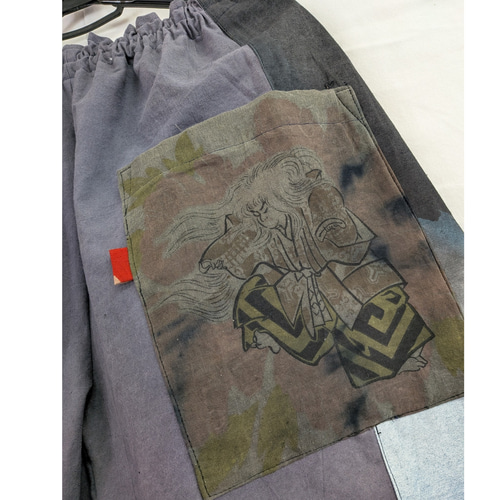 きくまる箪笥⭐︎鯉のぼりと風呂敷をリメイクしたパンツ。オーダー品 古布(風呂敷)とのぼり旗のタックパンツ 古布リメイク ロングパンツ