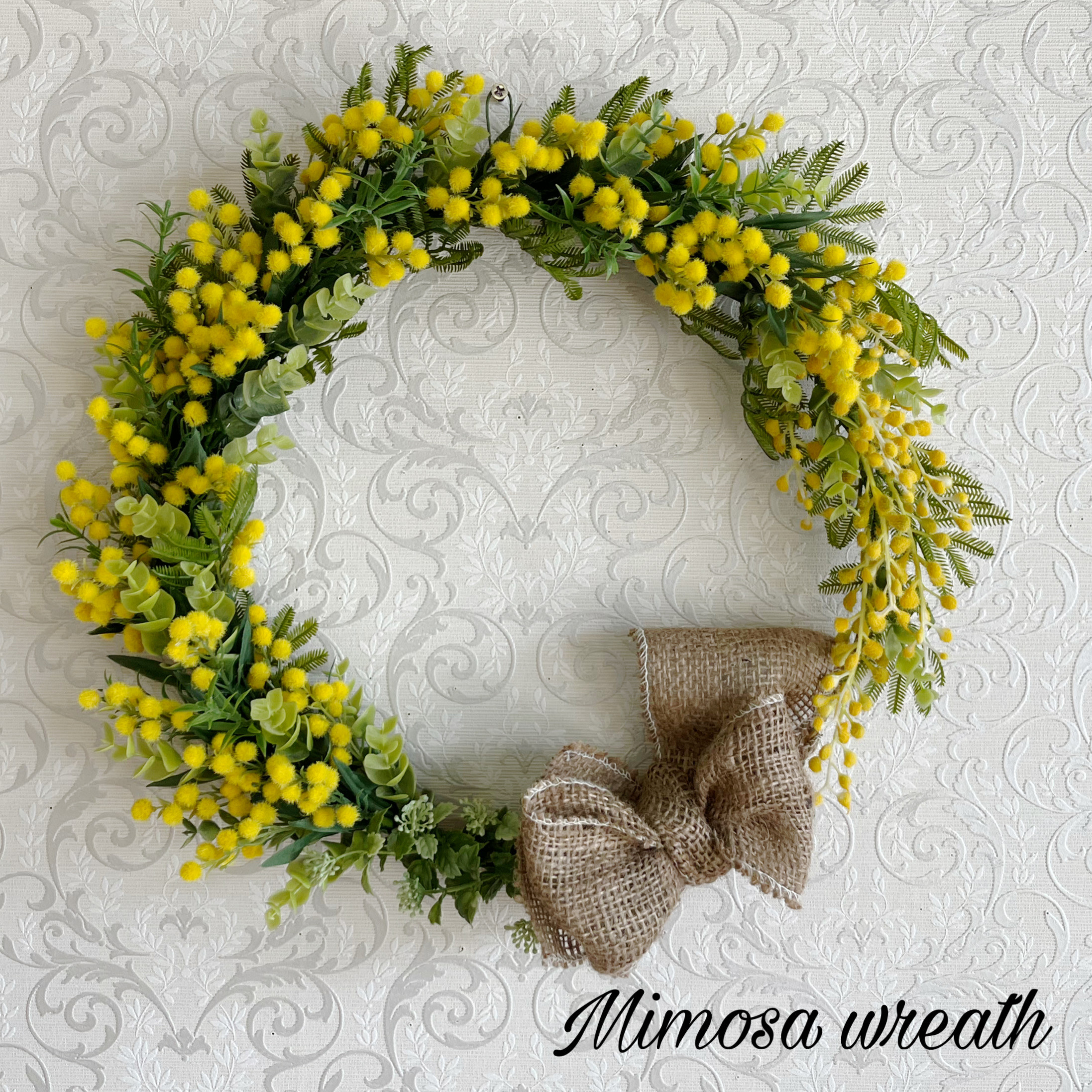 ミモザの可愛らしい壁掛けリース