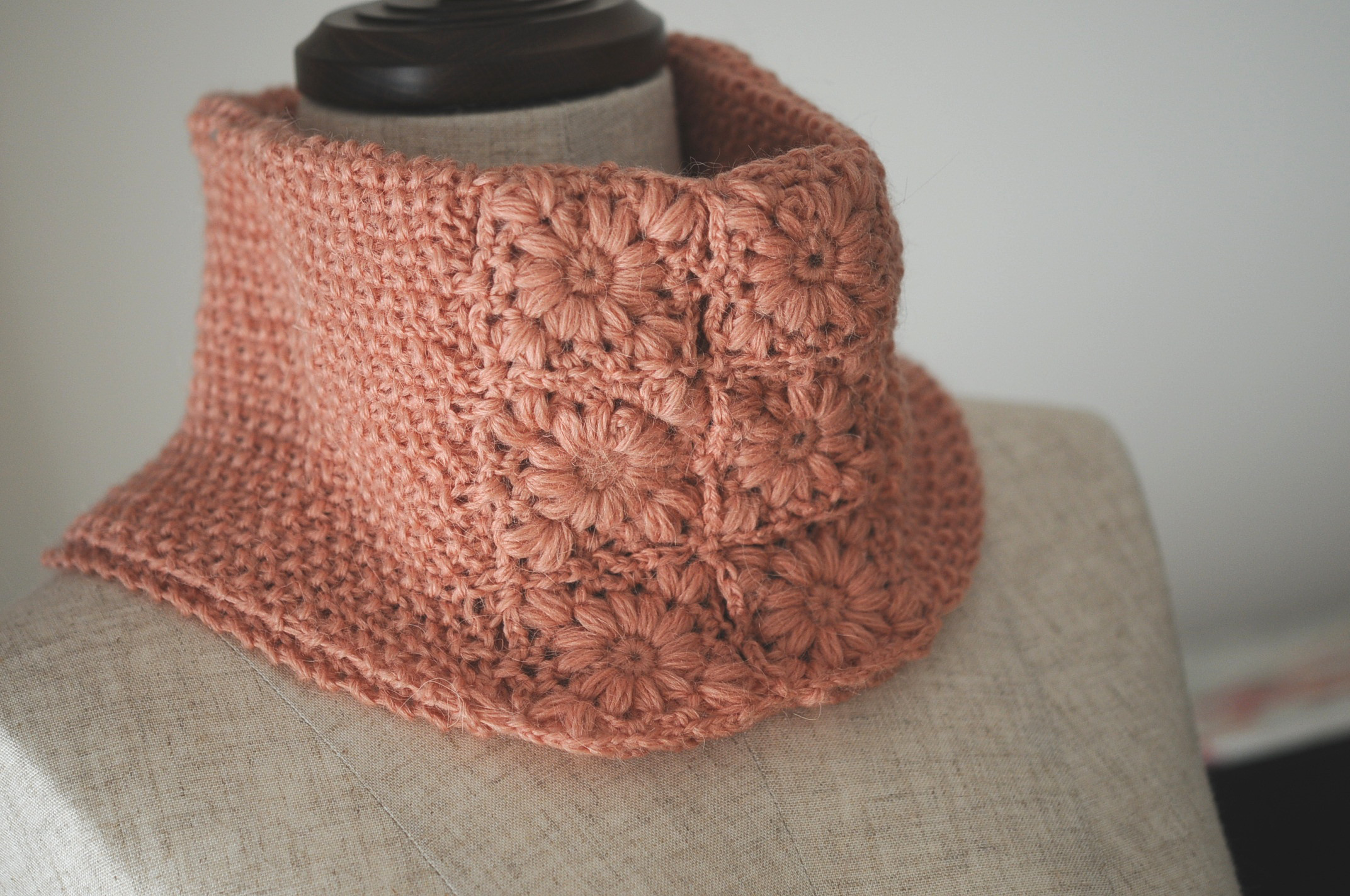 お花モチーフスヌード　サーモンピンク