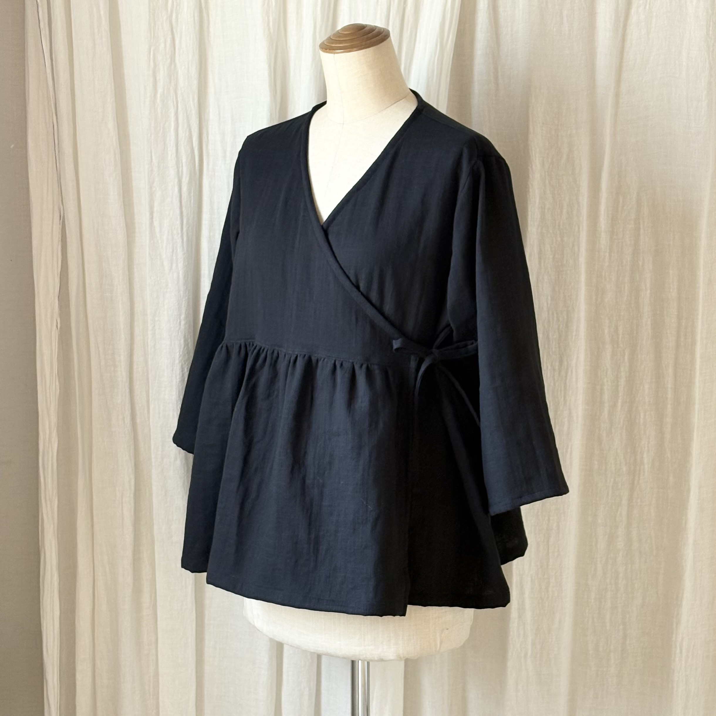 コットンガーゼのカシュクールブラウス（ブラック）
