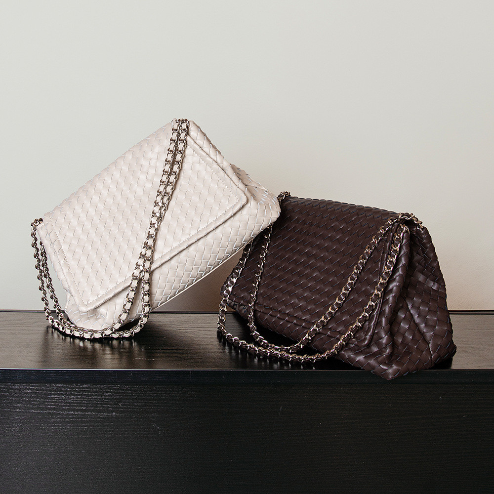 編み込みデザインが映える 本革ショルダーバッグ ― 程よい収納力で、日常に頼れるトートタイプ ―