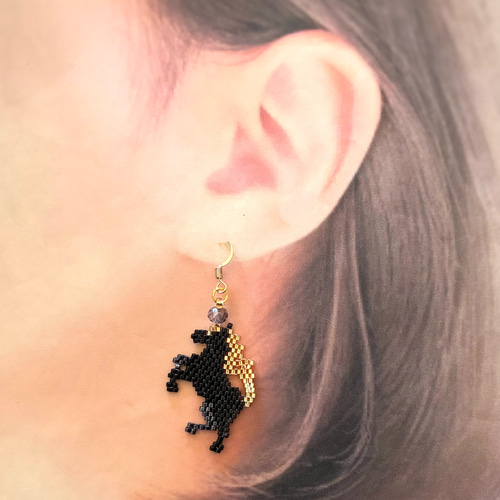 かっこいいお馬さんのピアス 干支アクセサリー デリカビーズ織りピアス