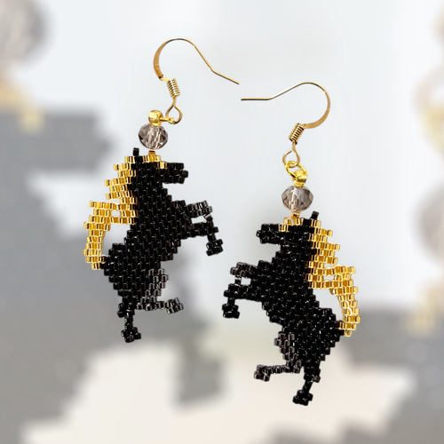 かっこいいお馬さんのピアス 干支アクセサリー デリカビーズ織りピアス