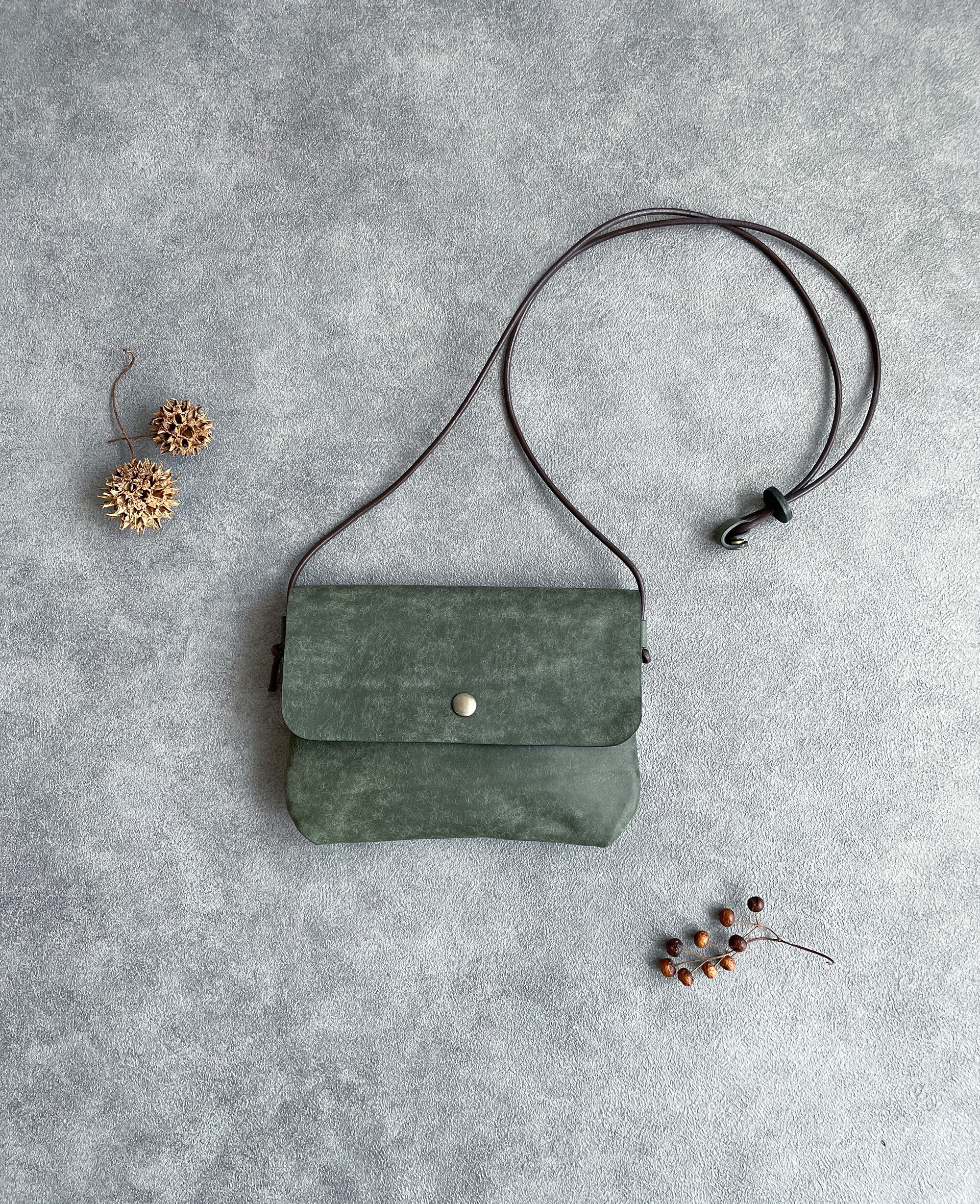 【送料無料】小さな毎日にちょうどいい本革サコッシュ〈オリーブ〉｜軽やかミニショルダー｜アオバズク舎