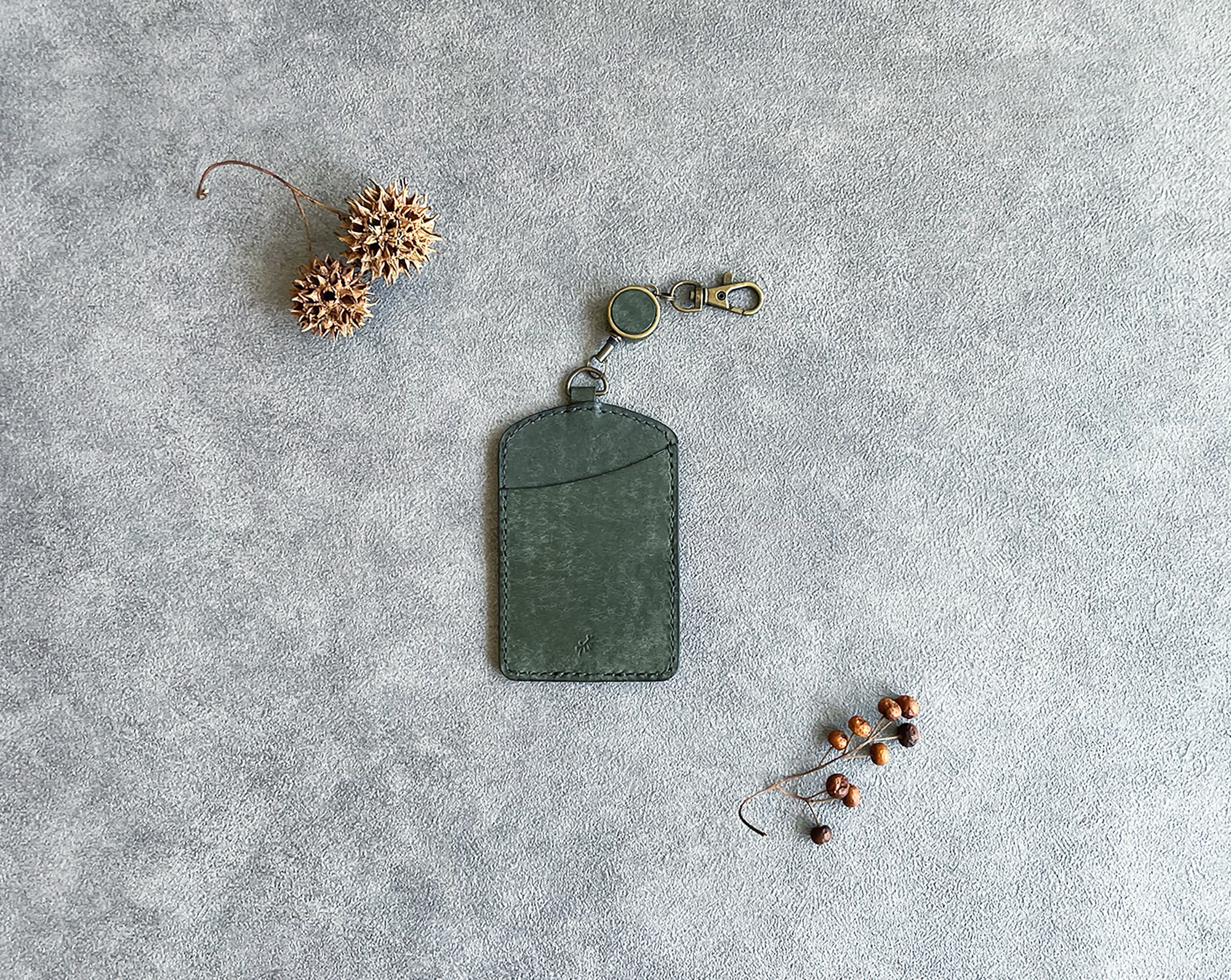 本革と歩む、毎日のパスケース（オリーブ）｜アオバズク舎