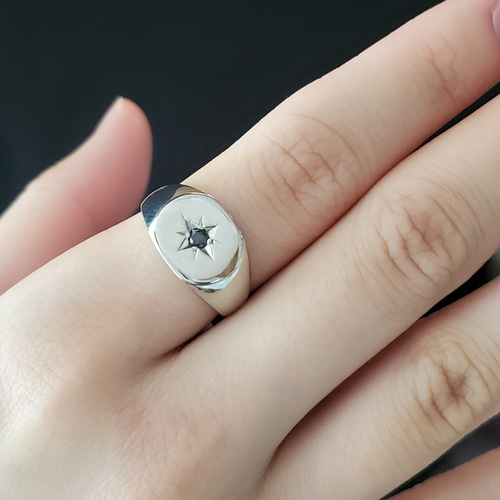 夜に瞬く一点 ブラックダイヤモンド スターシグネットリング、丸印台