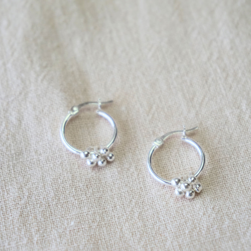 日常に寄り添う上品さ／カレンシルバー 3粒ピアス（15mm）～silver925