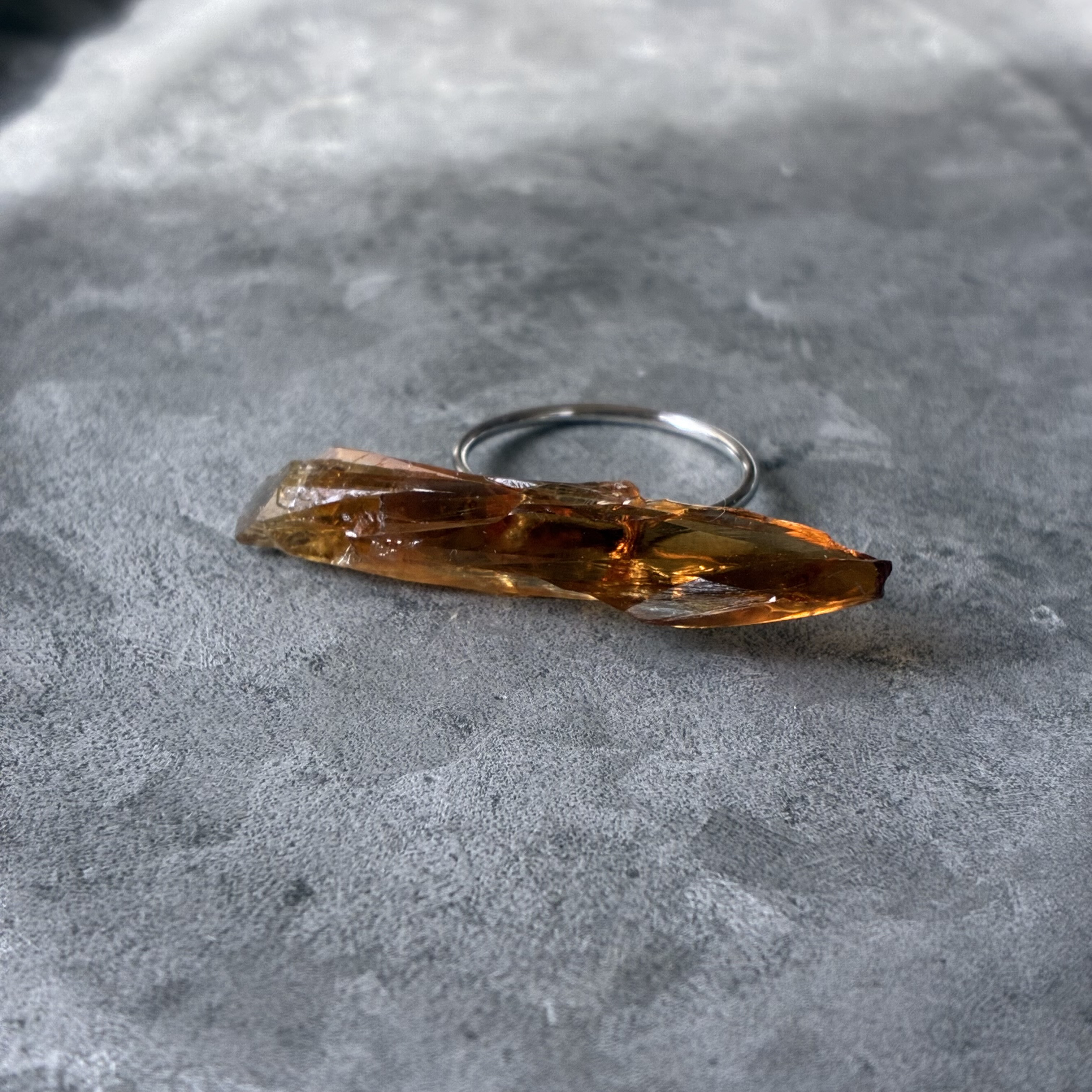 【一点もの】 ゴールデンカルサイト 鉱物リング 原石 指輪 フリーサイズ 天然石 ハンドメイド (No.2805) 5,070円