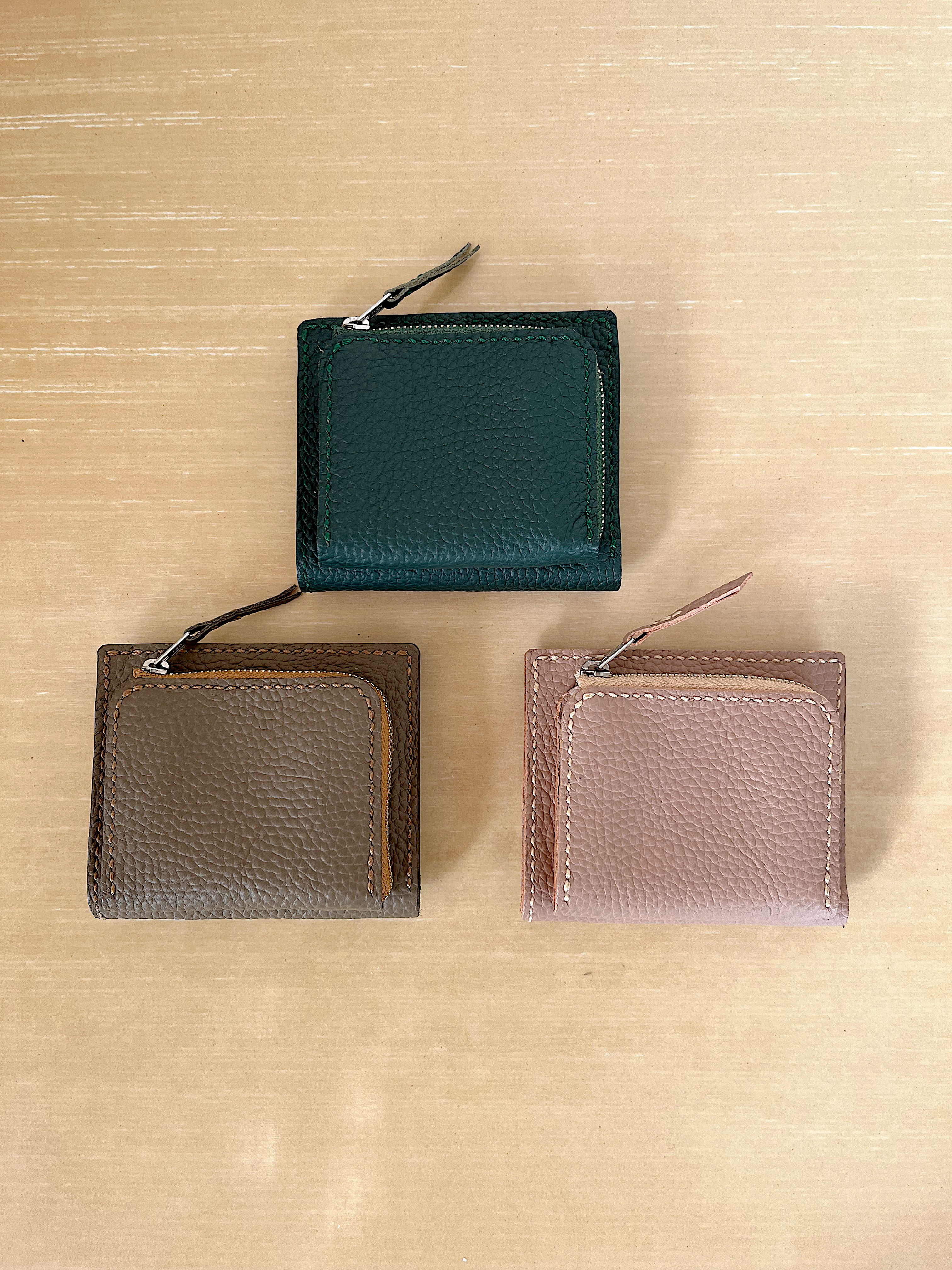 本革二つ折り財布　外付け小銭入れ　L字ファスナー小銭入れ  シュリンクレザー　手縫い