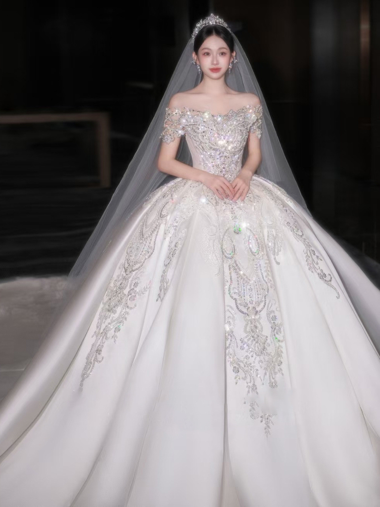 豪華 白 ウェディングドレス サテン スパンコール きらきら プリンセス トレーン 結婚式 花嫁 前撮り HL1267