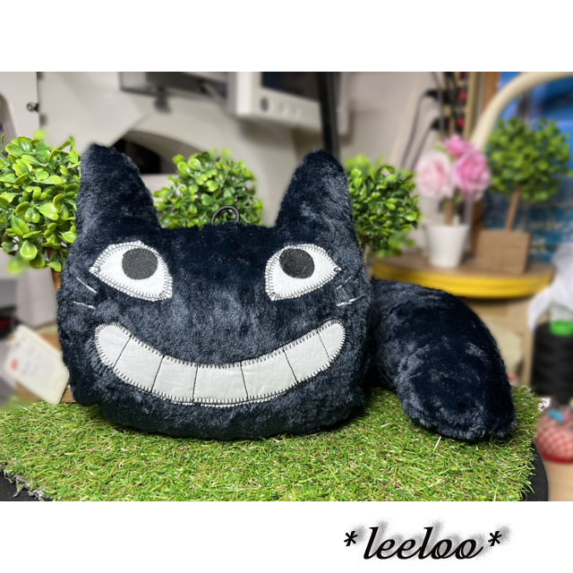 黒猫にゃーの巨大スマホストラップ／ふさふさもこもこアップリケ雑貨／黒胴尻尾18-1