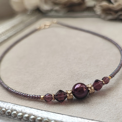 ボルドー色パールと紫色チェコビーズのチョーカーネックレス 4枚目の画像