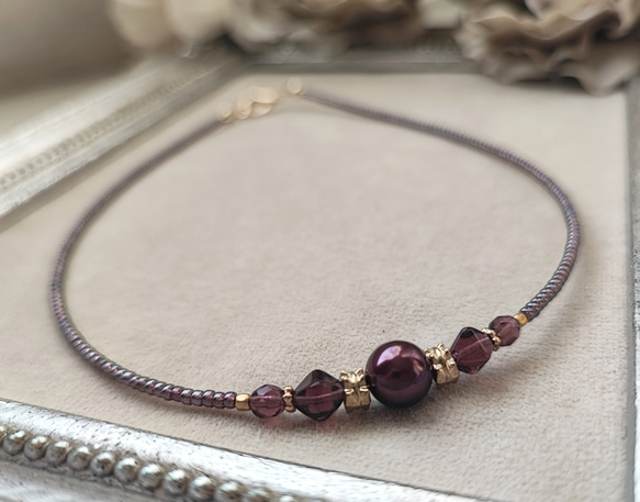 ボルドー色パールと紫色チェコビーズのチョーカーネックレス 4枚目の画像