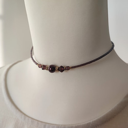 ボルドー色パールと紫色チェコビーズのチョーカーネックレス 2枚目の画像