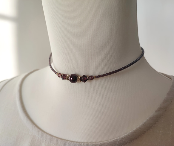 ボルドー色パールと紫色チェコビーズのチョーカーネックレス 2枚目の画像