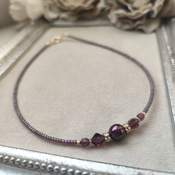 ボルドー色パールと紫色チェコビーズのチョーカーネックレス 1枚目の画像