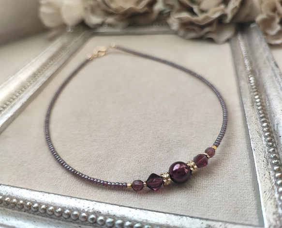 ボルドー色パールと紫色チェコビーズのチョーカーネックレス 1枚目の画像