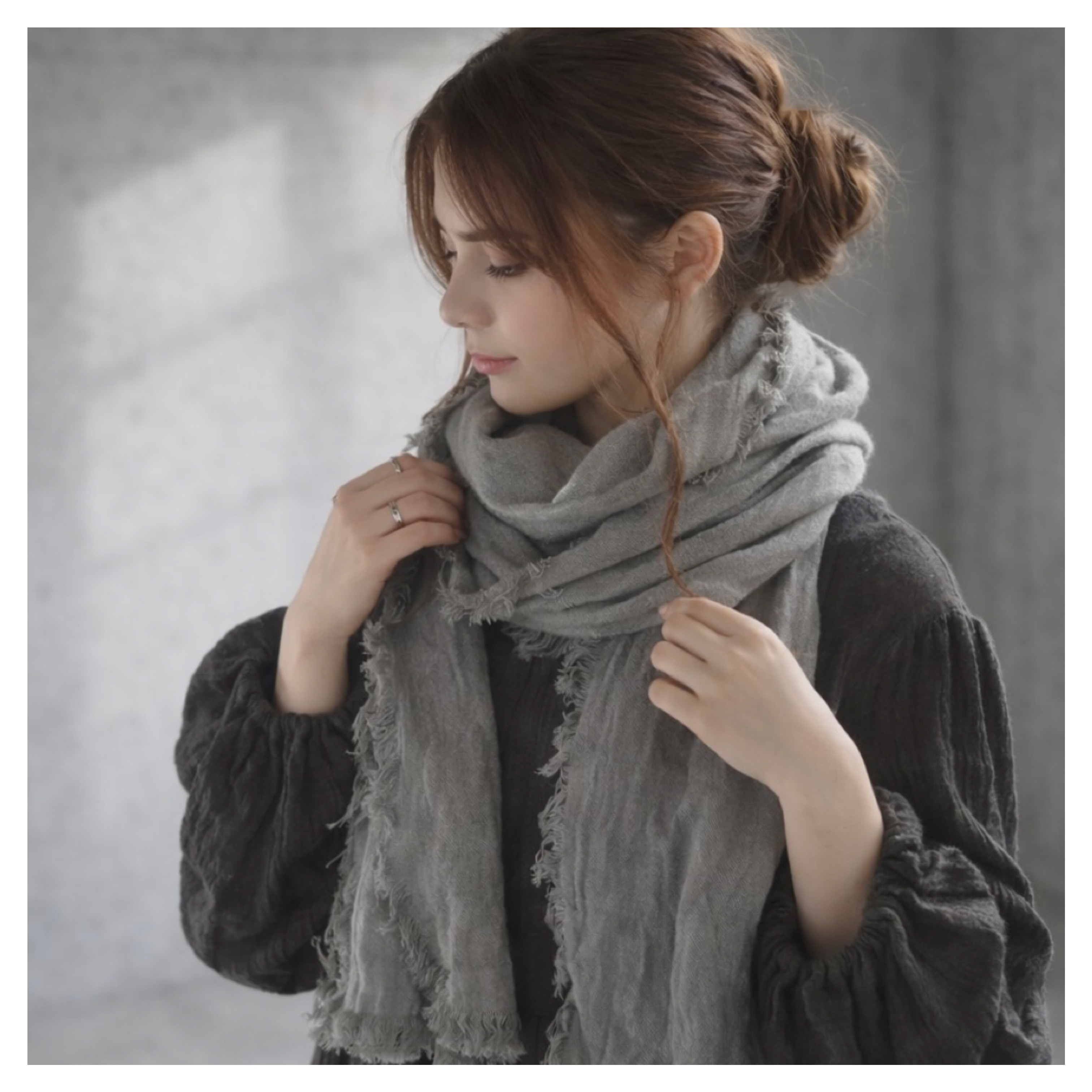 洗いこまれた綾織りベルギーリネンウールビエラで魅せる、四方切りっぱなしフリンジストール／ライトグレー