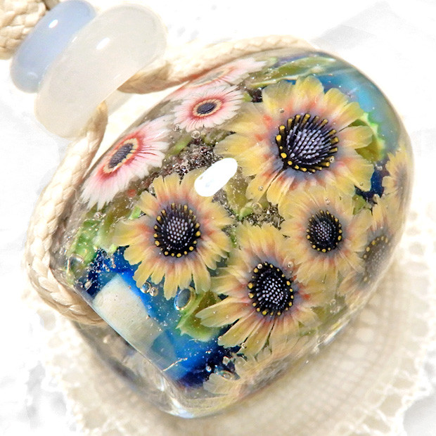 <3色のサイネリアのとんぼ玉ネックレス＞シネラリア　菊　キク　春　冬　紐 ガラス