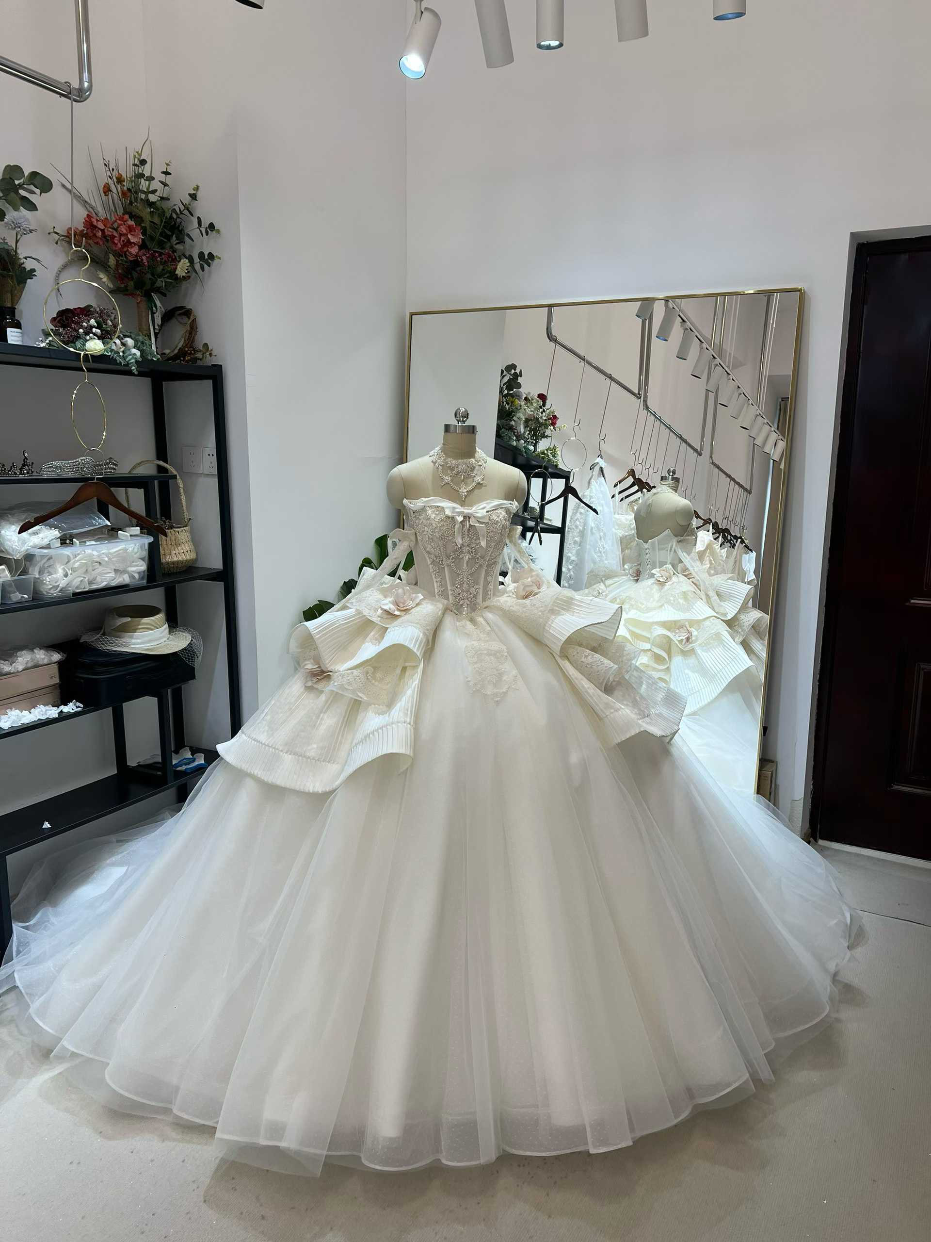 送料無料！ウエディングドレス プリンセスライン ラッフルフリル 憧れのドレス 抜群におしゃれ度が際立つ 韓国風ドレス