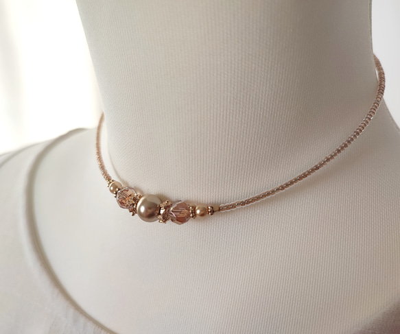 シャンパン色パールとチェコビーズのチョーカーネックレス 3枚目の画像