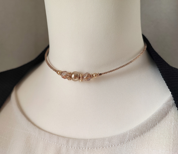 シャンパン色パールとチェコビーズのチョーカーネックレス 2枚目の画像