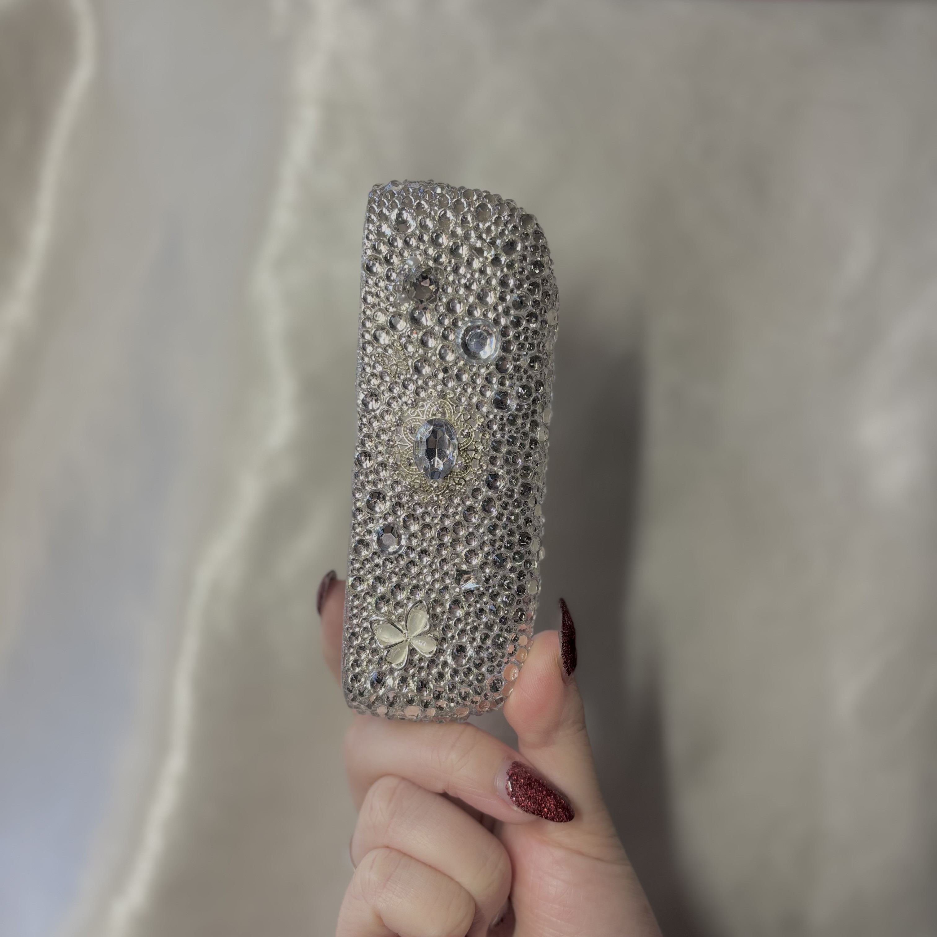 キラキラ✨シルバー ホワイト 水滴 透明感 蝶 ビジュー ブローチ プレゼント デコ iQOSイルマiケース