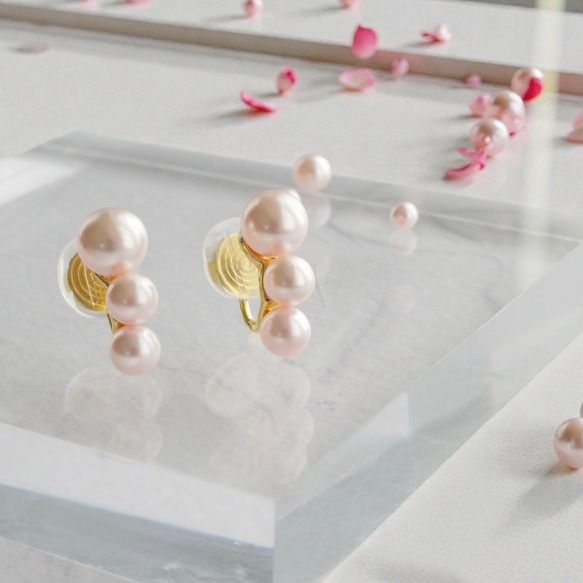【看起來像耳環的耳環】2026流行色櫻花粉珍珠耳環，適合學校入學典禮佩戴 第9張的照片