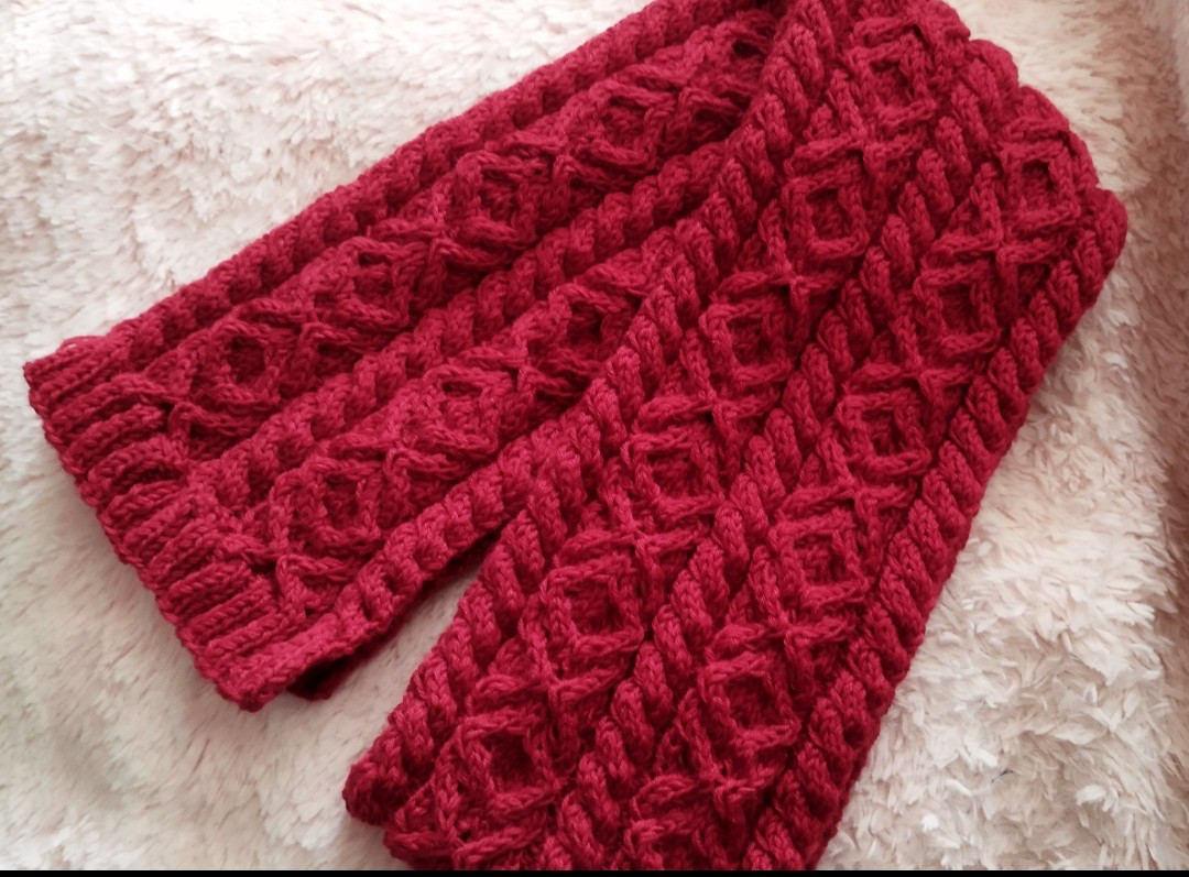 きれいなレッド手編みマフラーアランケーブル